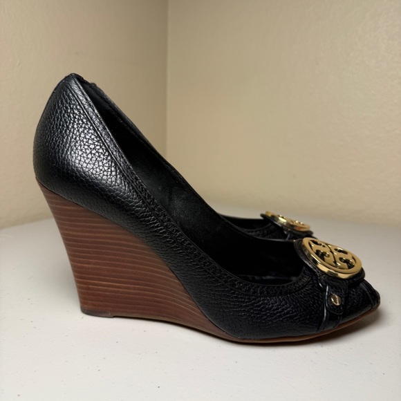 Tory Burch Leticia Peep Toe Wedge Pumps Black Pebbled Leather Gold Logo Size 9.5 - Picture 6 of 12